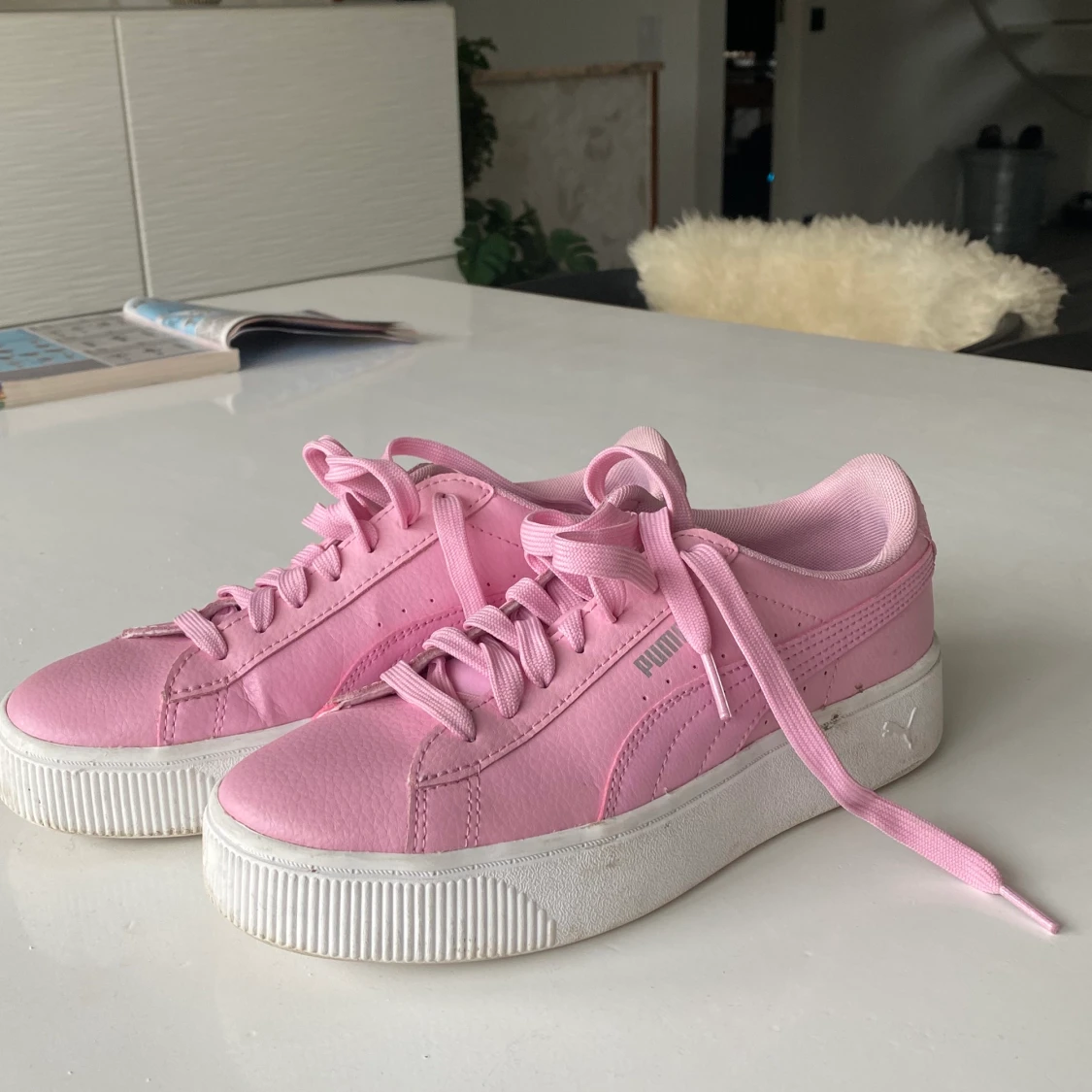 Rosa puma sneakers i strl 38