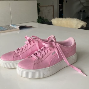Rosa puma sneakers i strl 38 - Snygga sneakers från puma i strl 38 i nyskick! Använda ca 3 gånger! 