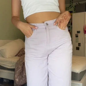 Lila jeans  - Ljuslila jeans, färgen syns bäst i bild 1. Jag är 175 cm lång, säljer även toppen i en annan annons 🌸