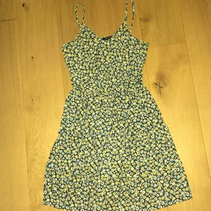 Blommig sommar klänning  - En v-ringad blommig sommarklänning, längden är lite längre än halva låret på mig som är 167. Klänningar är väldigt lätt och fungerar lika bra som standklänning eller som en middagsklänning🏖🥙🍔 obs stl: M men den är väldigt stretchig