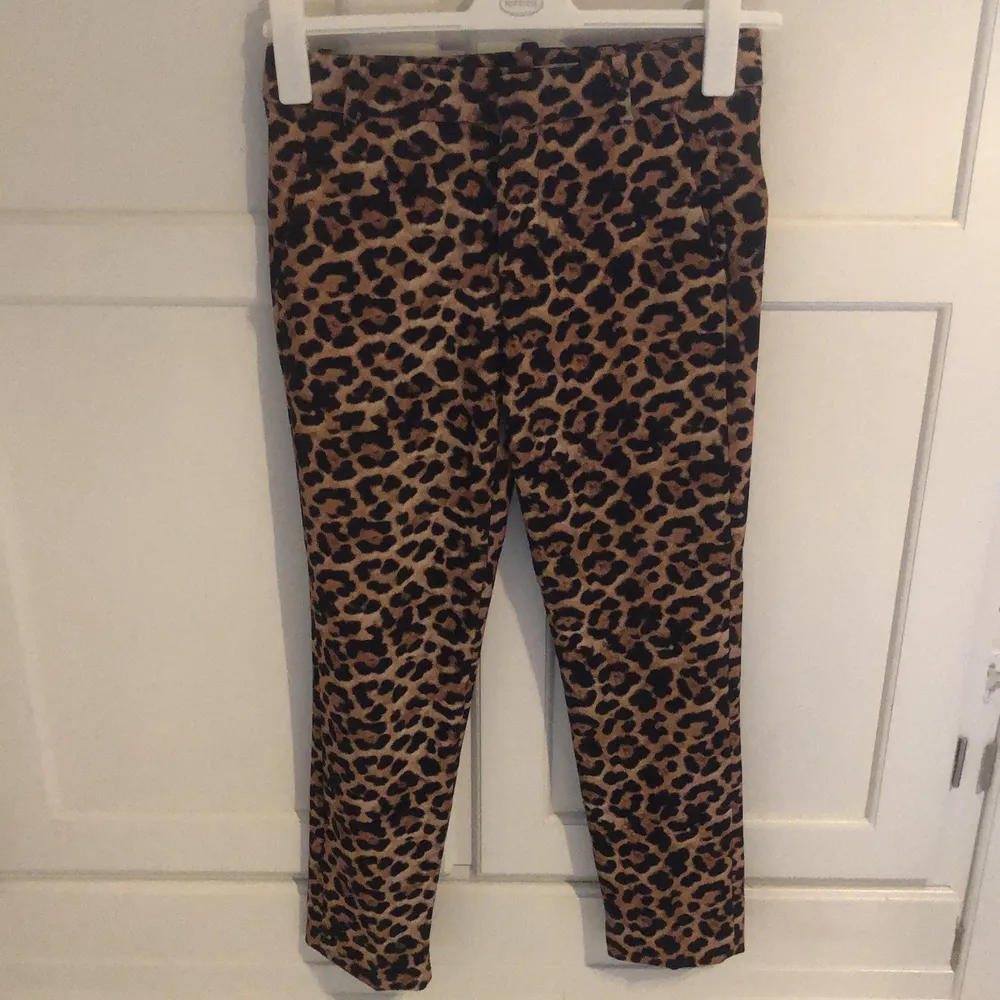 Kostymbyxor i leopardmönster från Zara i storlek 34. Lite noppriga men inget som syns när man har på sig dem. . Jeans & Byxor.