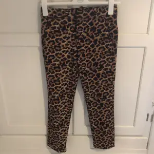 Kostymbyxor i leopardmönster från Zara i storlek 34. Lite noppriga men inget som syns när man har på sig dem. 