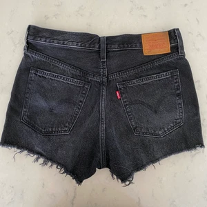 Levi’s 501 shorts - Levi’s 501 jeansshorts i tvättad svart/mörkgrå färg. I bra skick!