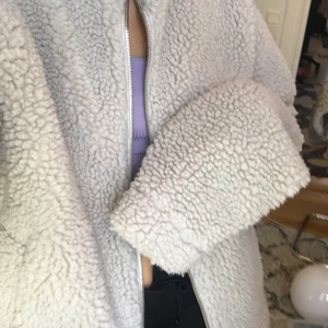 Jacka  - Teddyjacka i fint secondhand skick. Har fickor på sidorna och en bra dragkedja i mitten. Ganska oversize, jag har storlek s och den är väldigt stor på mig. Storlek står ej men passar nog alla🤍