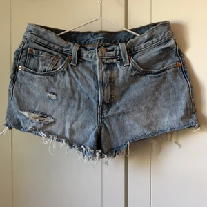 Levi's shorts - Superfina Levi's jeansshorts i modell 501! Fint skick då de knappt är använda, säljer då de är för små. Det står ingen storlek men passar en XS-S. Köparen står för frakten.