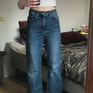 Mörkblå vida jeans  - Säljer dom här snygga jeansen från lager 157! Bra skick och inga fläckar💕 för korta för mig som är 166cm så jag rekomenderar till dig som är högst 164cm! högmidjade oxå. Skulle säga att dom är 67cm i midjan 