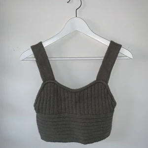 MILITÄRGRÖN TOPP, ZARA - Supersnygg topp från Zara, säljes då den inte kommer till användning. Använd fåtal gånger, säljes för 99kr exklusive frakt. Storlek M