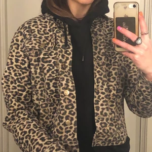 Mönstrad jacka  - Det här är min super fina jeans jacka som har leopard mönster. Den är i storlek M och är från pieces