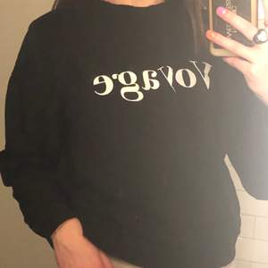 En svart sweatshirt med vit text på bröstet köpt från Gina Tricot 