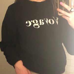 Svart sweatshirt  - En svart sweatshirt med vit text på bröstet köpt från Gina Tricot 