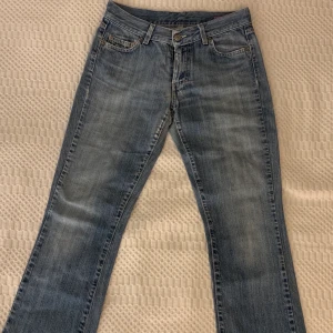 Zoul Bootcut Vintagebyxa - Lågmidjade bootcut-byxor. Mycket små i storleken, passar en 32/34. Slitage i grenen, kontakta mig för mer information/fler bilder. Köparen står för eventuell frakt.