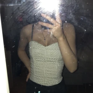 Strapless top - Prickig stretchig topp. Perfekt till sommaren. Aldrig använd, från ginatrico. Storlek s men passar mig som är storlek xs