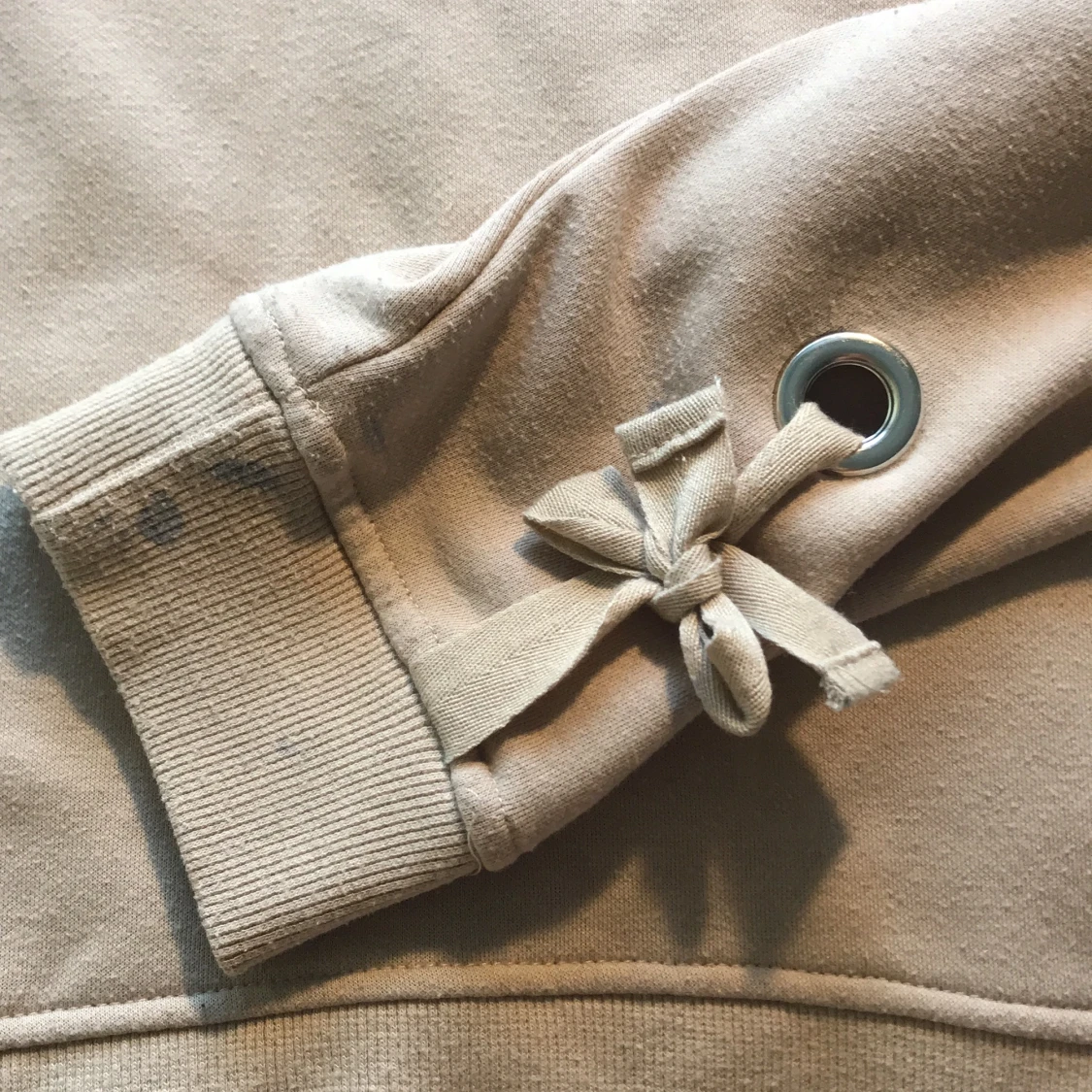 Beige sweatshirt med knytdetalj