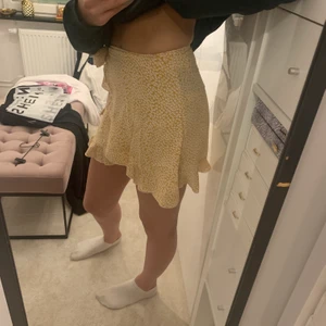 Kjol från Shein - Gul, kort kjol från Shein - perfekt sommar plagg. Säljes då den inte används - mycket bra skick. Vi ev frakt står köparen för fraktkostnad.