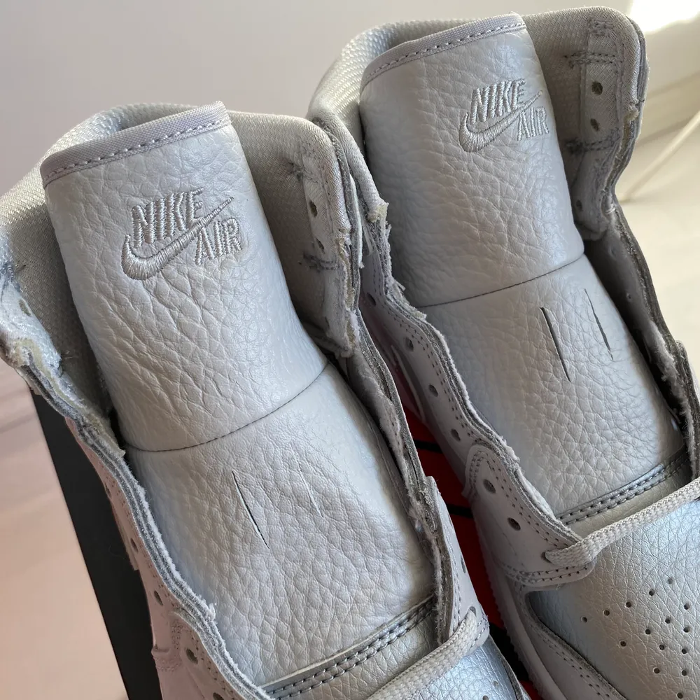 Air Jordan 1 Retro High CO Japan Neutral Gray (GS). Brand new. Size US 4.5Y/ EU 36.5. 2499kr. Meet-up in Stockholm available. No trade/exchange.. Skor.