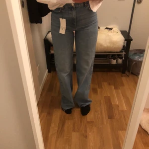 Raka Jeans Zara - Helt nya raka jeans från zara, aldrig använt. Storlek: 38  jeanse kostade 399kr när jag köpte dom, ni får dom för 200!