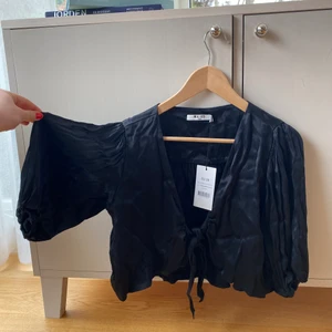 Ball silkesblus  - Helt oanvänd silkesblus från NAKD💥😍 tycker den är skitsnygg men den har tyvärr aldrig kommit till användning:( helt oanvänd med andra ord. Str 38. Om man orkar kan man stryka den så blir den lite finare lol. Buda eller köp direkt för 200💖