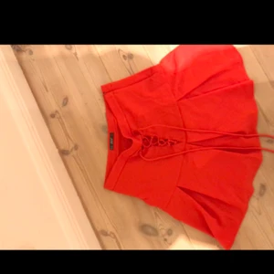 Röd/orange kjol  - Säljer denna gulliga och fina kjol till sommaren då den tyvär är förstor för mig och alldrig är använd 🥺 super fin och är i st s🤗 säljer för 69kr eller högst bud, köparen står för frakten 💞