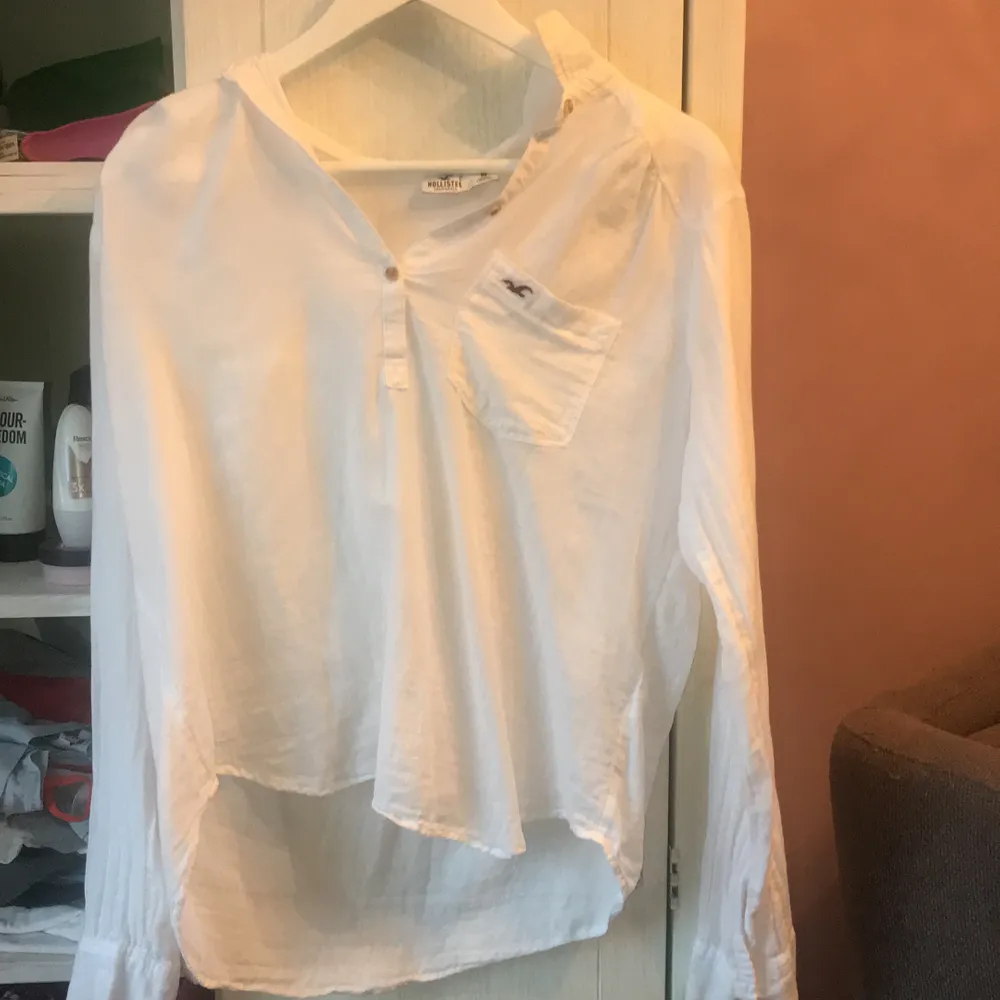 En vit hollister skjorta. Storöek M och ganska see thru. Knappt använd och säljs pga att den är för liten.. Skjortor.
