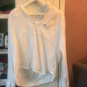En vit hollister skjorta. Storöek M och ganska see thru. Knappt använd och säljs pga att den är för liten.