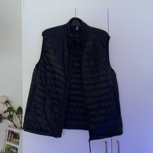 Herrväst från HM.  - Västen är i strl L och kommer som sagt från HM. Uppmärksamma just strl L då den är rätt stor. Det är min brors väst och den är använd ett par gånger men är fortfarande i gott skick. Den köptes för 250kr. 