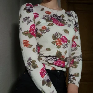 Ribbstickad tröja storlek S - Ribbstickad tröja i skönt material. Super fint mönster och söta små "puffar" på axlarna. 