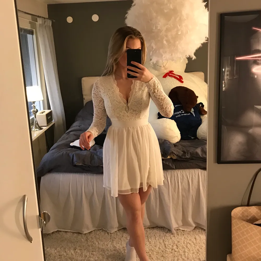 säljer denna drömmiga klänning som är använd två gånger på skolavslutning. Den är vit med fina spets detaljer och är köpt på NELLY.com för ca 500kr. frakt tillkommer🥰. Klänningar.