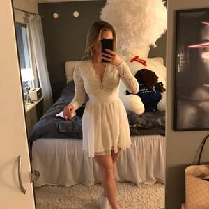säljer denna drömmiga klänning som är använd två gånger på skolavslutning. Den är vit med fina spets detaljer och är köpt på NELLY.com för ca 500kr. frakt tillkommer🥰