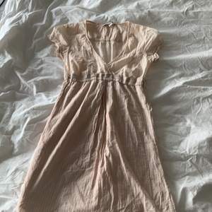 Supersöt sommar klänning i storlek xs/s. Har jätte fina detaljer på sig. Säljs för 80kr💘 (köparen står för frakt)