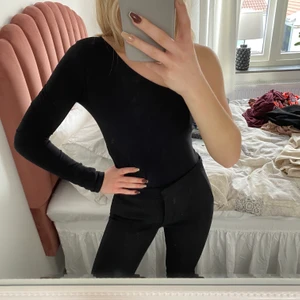 One-shoulder body - One-shoulder body från Nakd. Endast använd ett fåtal gånger så jättefint skick. Köparen står för eventuell frakt. 