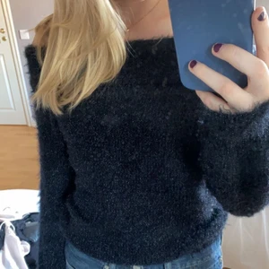 off shoulder tröja - En fluffig off shoulder tröja i en marinblå färg och även lite glittriga detaljer. 