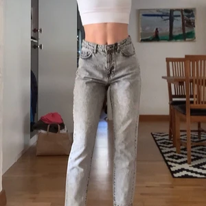 Jeans  - Grå momjeans från Gina Tricot. Jag är 170cm för jämförelse. Knappt använda, så som nya!