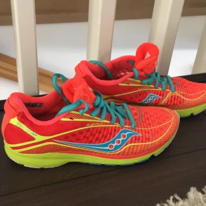 Helt oanvända skor - Helt oanvända lättviktsskor från Saycony. Inköpts för 1300kr men säljer för 300+frakt