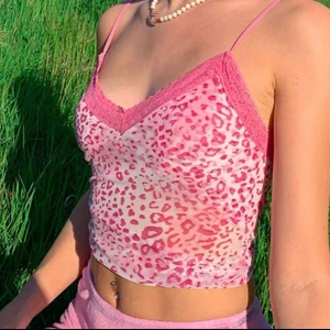 Rosa leopard topp🐆🎀  - Säljer denna snygga leopard toppen! Endast provad💕 Vid budgivning, öka med minst 20kr! Kan skicka egna bilder om så önskas🥰 Buda i kommentarerna tack! Avslutar budgivningen den 18/3!