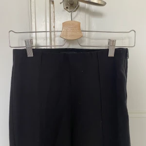Kostymbyxor - Svarta kostymbyxor från H&M, jätteskönt material❤️