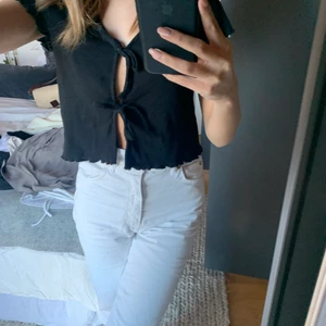 Monki  - Söt topp som enbart är använd några gånger och är i storlek XXs men sitter som S.  Hör av er om ni har några frågor eller vill ha fler bilder💞