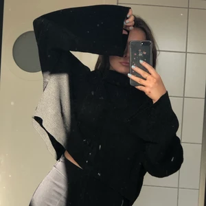 Stickad tröja - Säljer en jätte fin svart stickad tröja. Den har en hög krage & är perfekt till våren. Kan tänka mig att den är super fin över en klänning✨ 🤍80kr+frakt