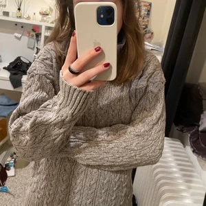 Kabelstickad tröja - Jättemysig stickad tröja. Nyskick! Fraktar eller möts upp i Stockholm