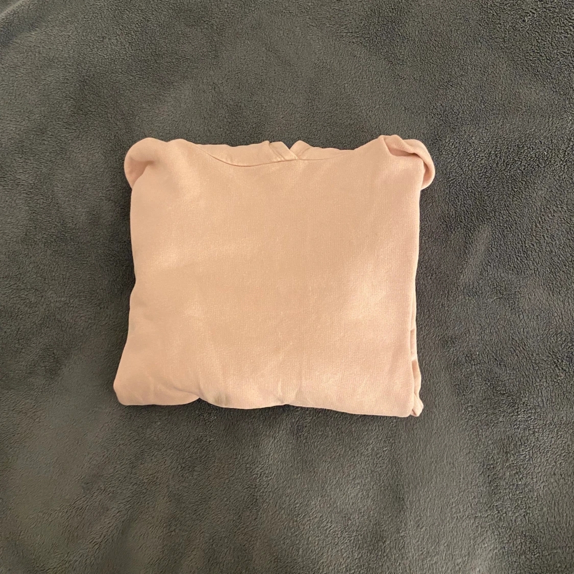 Ljusrosa Hoodie från Lindex storlek är 158/164 på mig passar den också som xs  - 90