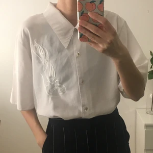Vit skjorta 👀 - Vit och söt skjorta med ett mönster 👀