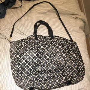 Malene birger väska  - INTRESSEKOLL på min älskade malene briger väska! Den e välanvänd därav att jag kommer sälja den mycket billigare än vad jag köpte den för. Skriv för mer bilder!😙😙