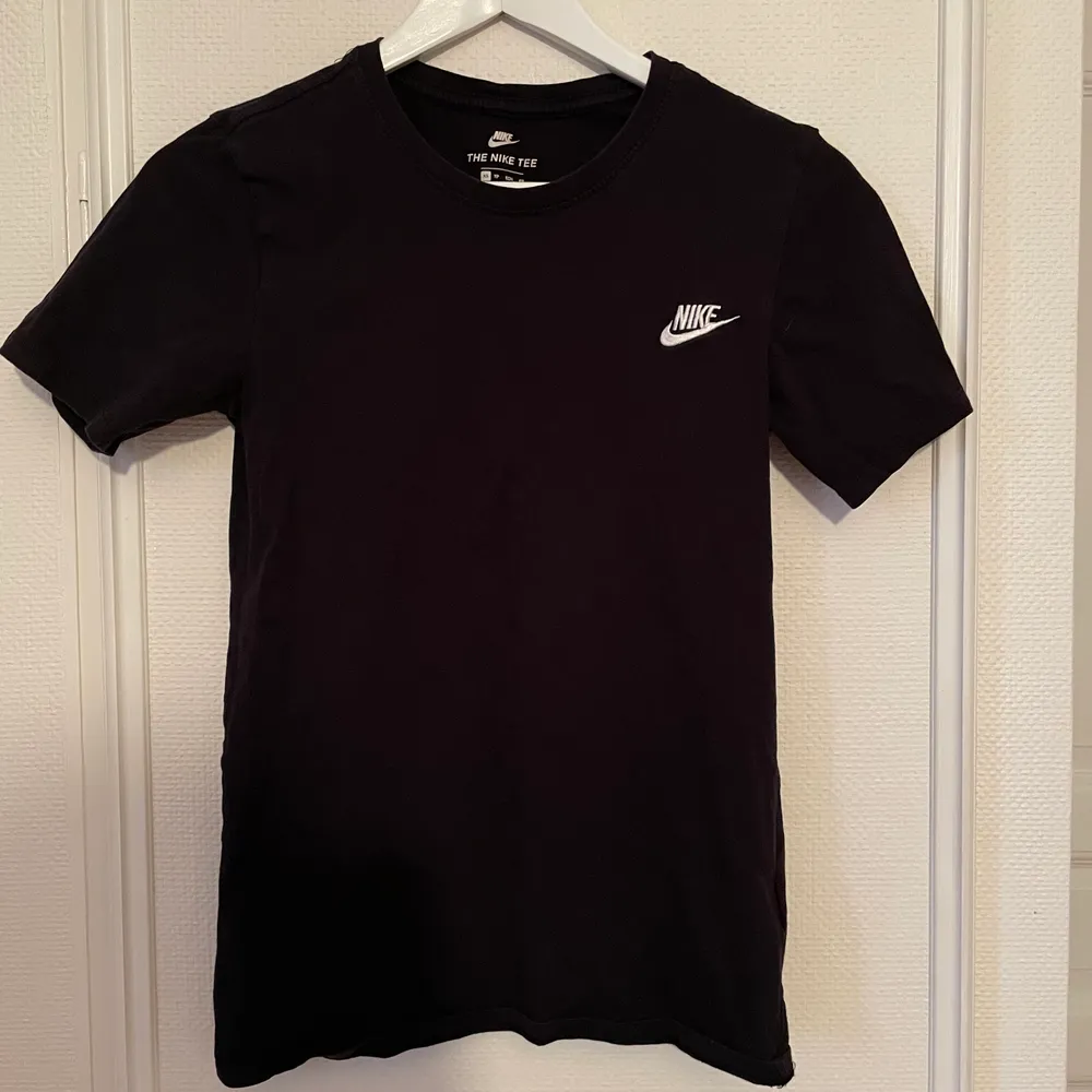 Svart basic T-shirt från Nike i strl XS. Köparen står för frakten🖤. T-shirts.
