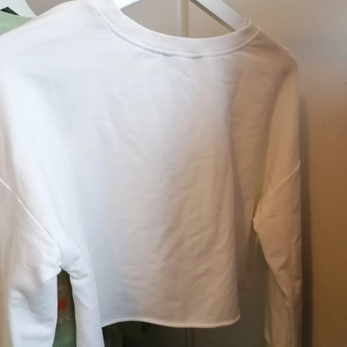 Vit croppad fjärilströja  - 90