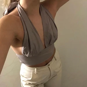 halterneck topp - sååå snygg som funkar både till vardags och till fest, lila/beige halterneck/knyttopp med resår i midjan och justerbart knyt i nacken💓💓 