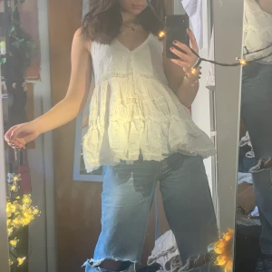 Odd Molly modell, linne, storlek S - Super sött och somrigt linne. Har liknade modell som de trendiga Odd Molly linnena! Har små söta pärldetaljer på höger bröst. !!FÖRST TILL KVARN!!