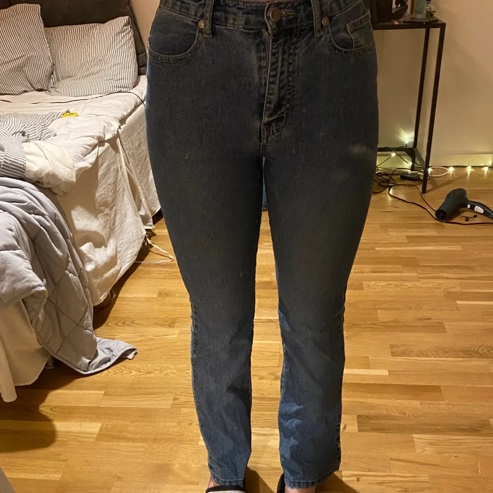 Jättefina bootcut jeans som tyvärr är för små för mig. Jag är 168 o de är korta i benen på mig annars sitter de väldigt fint. Köparen står för frakten💕. Jeans & Byxor.