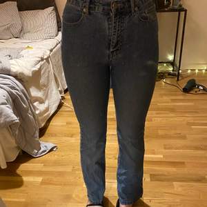 Jättefina bootcut jeans som tyvärr är för små för mig. Jag är 168 o de är korta i benen på mig annars sitter de väldigt fint. Köparen står för frakten💕