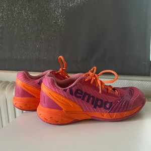 Kempa inneskor - Säljer mina Kempa inneskor då det inte kommer till andvändning! I mycket bra skick!