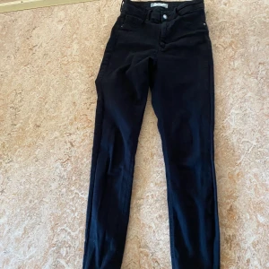 Molly highwaist jeans svarta strl S oanvända  - Oanvända svarta jeans 150kr inklusive frakt 