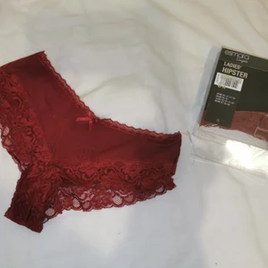 Trosor  - 5-pack helt nya trosor. 2st vinröda och 3st svarta. Plombering kvar på alla (sitter ihop med varandra med plastplombering) . Stl S (36/38). Frakten är lagd som spårbart, kan säkert bli billigare med vanligt porto☺️